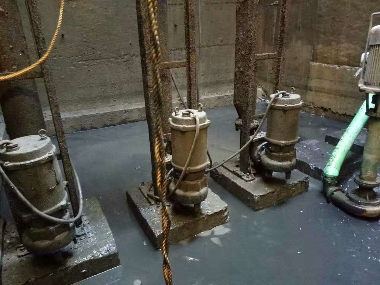 滨湖污水池清理