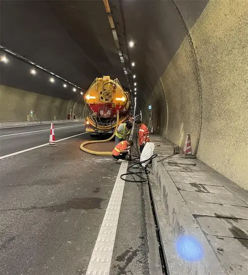 滨湖隧道排水渠清淤